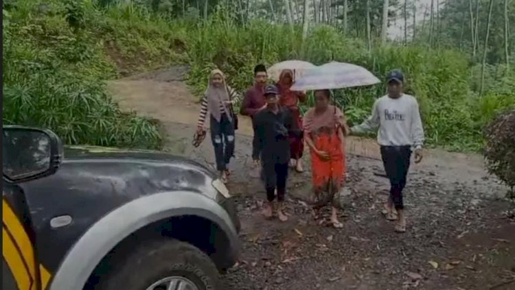 Terjang Jalan Terjal, Polisi di Probolinggo Bantu Warga Pulang Dari Rumah Sakit Pasca Operasi Melahirkan